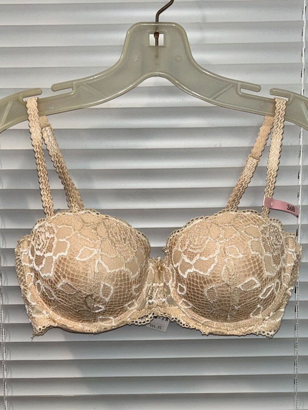 beautiful NWT La Vie en Rose push up bra. Beige. Size 36B